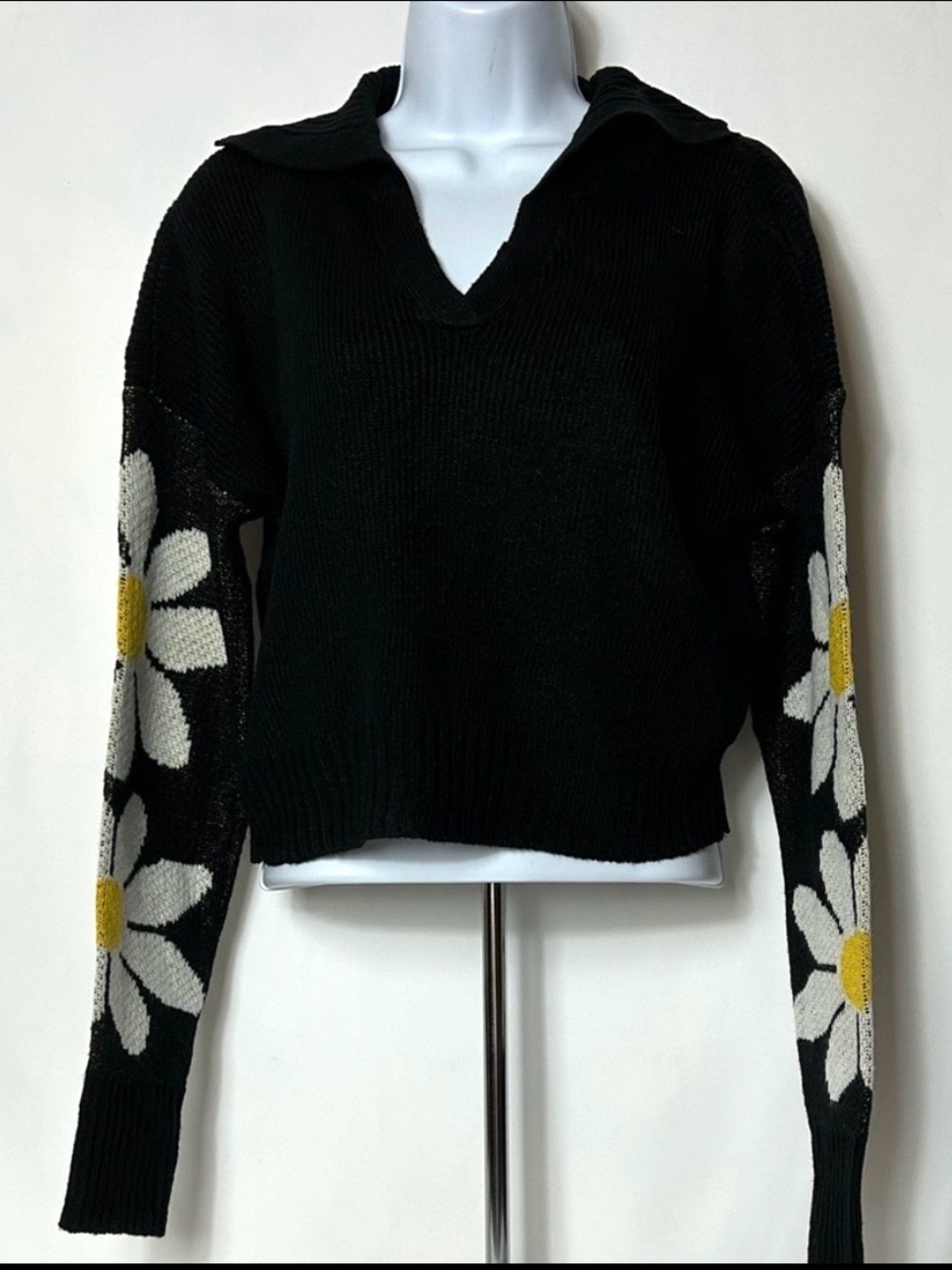 Derek Heart Women’s Size Medium Black Pullover Sweater Daisies Down Sleeves Top